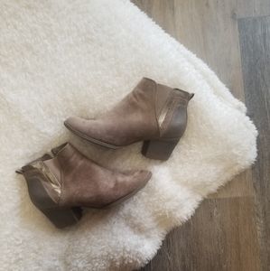 brown/tan swayed heels
